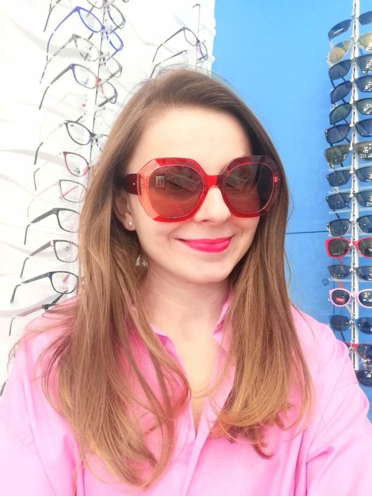Dziewczyna w różowych okularach przeciwsłoneczych