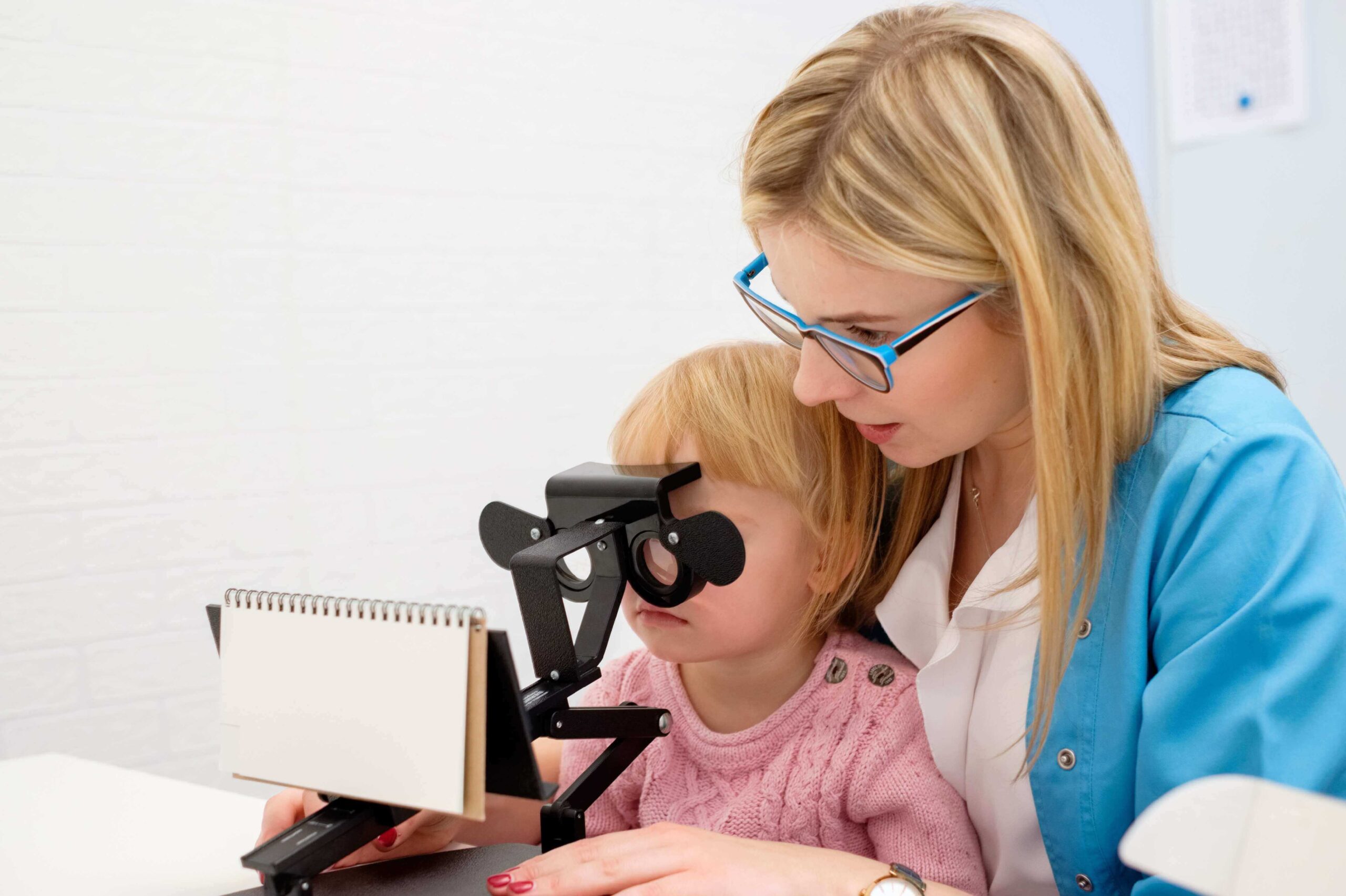 Badanie wzroku dzieci pod kątem dyslekcji. Profesjonalne badanie wzroku we Wrocławiu wykonywane przez optometrystę.