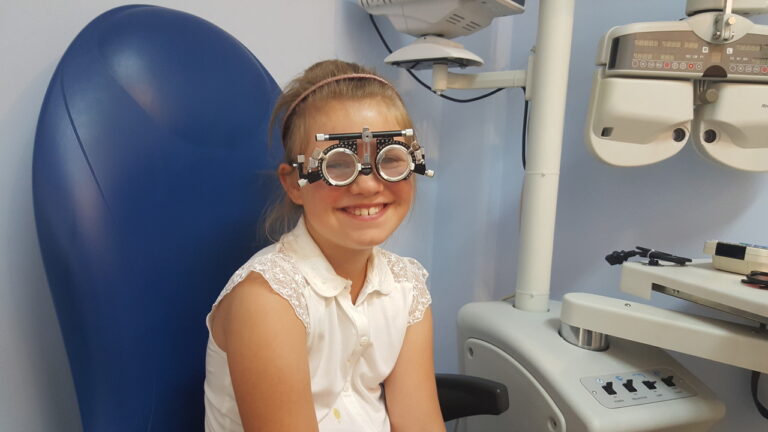 dziecko podczas badania wzroku u optometrysty we wrocławiu